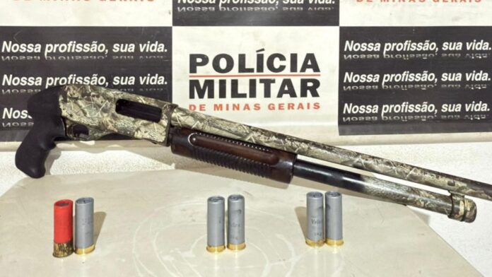 Mariana: jovem leva socos e chutes do namorado e é arrastada pelos cabelos; escopeta é apreendida