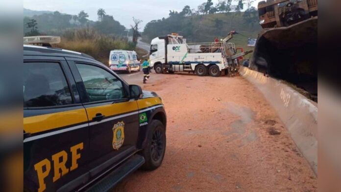 BR-040: motorista morre após carreta tombar em Congonhas