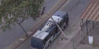 BH: ônibus bate em poste, passageiros ficam presos e energia da região é temporariamente desligada BH: ônibus bate em poste, passageiros ficam presos e energia da região é temporariamente desligada