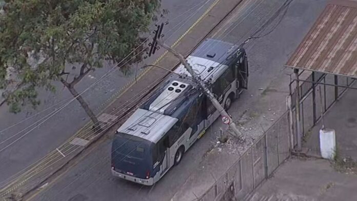 BH: ônibus bate em poste, passageiros ficam presos e energia da região é temporariamente desligada