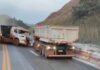 Ribeirão do Eixo, BR-040, Itabirito: acidente violento envolve carretas e carro, próximo à ‘Curva da Celinha’ Ribeirão do Eixo, BR-040, Itabirito: acidente violento envolve carretas e carro, próximo à 'Curva da Celinha'