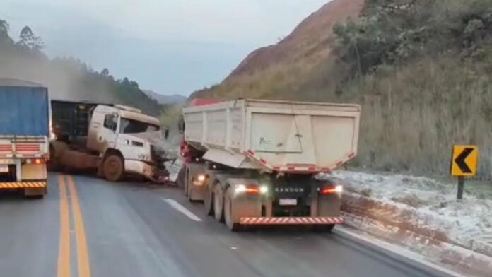 Ribeirão do Eixo, BR-040, Itabirito: acidente violento envolve carretas e carro, próximo à 'Curva da Celinha'