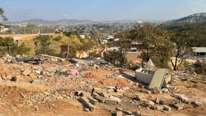 Grande BH: em ocupação, encapuzados com armas destroem casas, agridem pessoas e matam animais