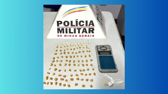 Ao fugir da PM em Ouro Preto, traficante dispensa 111 pedras de crack