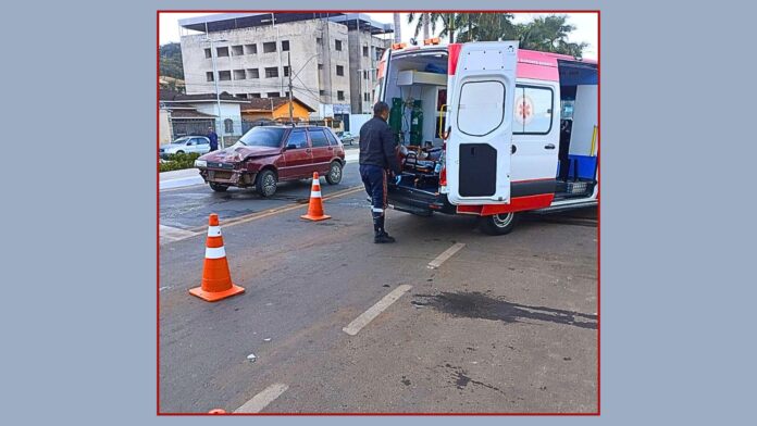 No início de dia com muitas ocorrências, moto e carro se envolvem em acidente em frente ao Epa
