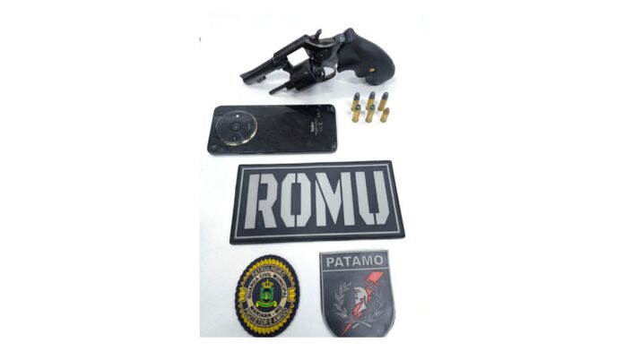 Em Mariana, jovem é preso pela Romu (Polícia Municipal) após ficar exibindo arma de fogo em bar