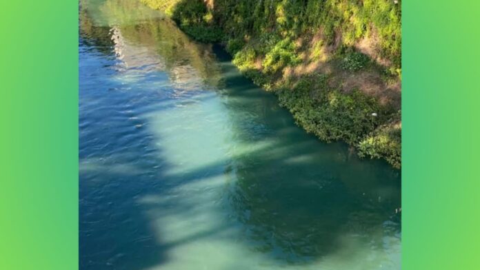 Rio Itabirito: empresa que fez descarte irregular de corante é identificada; caso pode gerar multa  