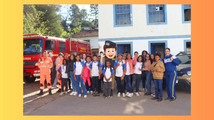 Mariana: 32 alunos da Barroca são recebidos por policiais e bombeiros no Projeto 52 BPM Kids