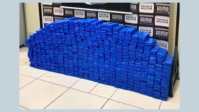 Cerca de 300 quilos de maconha são encontrados em carro na BR-356; dois homens presos