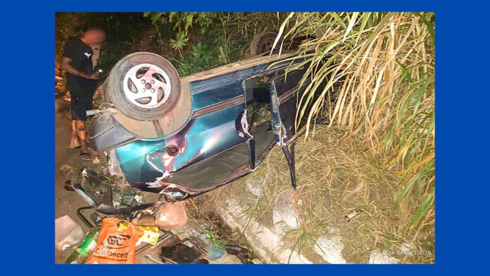 BR-356, Itabirito: após tentativa de fazer carro pegar no tranco, Uno (com mãe e 2 filhos) cai de barranco