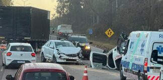 Picape capota em acidente com táxi na BR-040, perto do Alphaville Picape capota em acidente com táxi na BR-040, perto do Alphaville