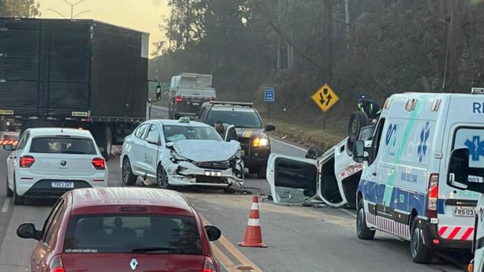 Picape capota em acidente com táxi na BR-040, perto do Alphaville  