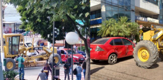 Itabirito: motoniveladora da Prefeitura bate em carro e o arrasta por cerca de 2 metros Itabirito: motoniveladora da Prefeitura bate em carro e o arrasta por cerca de 2 metros