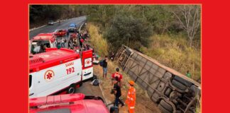 MG: ônibus, com 48 pessoas, tomba e deixa feridos na BR-251 MG: ônibus, com 48 pessoas, tomba e deixa feridos na BR-251