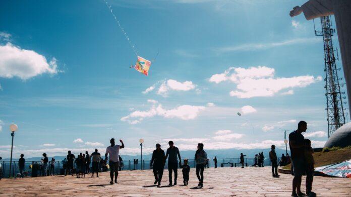 Festival de Pipas e Papagaios colore o céu de Itabirito e reúne famílias no Alto do Cristo