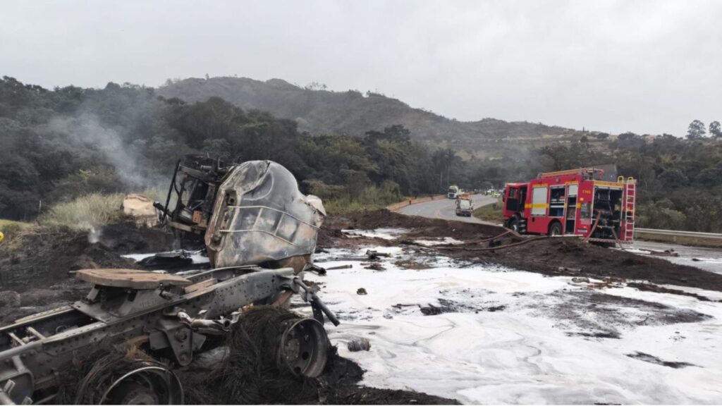 BR-040: motorista morre carbonizado em acidente com carreta que transportava etanol em Congonhas