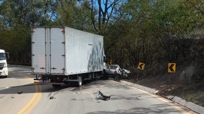 Serra da Santa, BR-356, Itabirito: colisão entre carro e caminhão deixa 2 mortos e 1 ferido