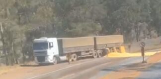 Ouro Preto: acidente entre carretas causa derramamento de carga de milho na BR-040 Ouro Preto: acidente entre carretas causa derramamento de carga de milho na BR-040