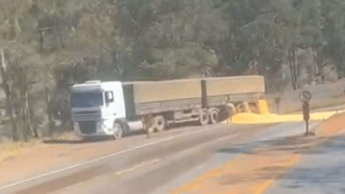 Ouro Preto: acidente entre carretas causa derramamento de carga de milho na BR-040