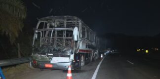 BR-040: ônibus com torcedores do Cruzeiro pega fogo no Jardim Canadá, em Nova Lima BR-040: ônibus com torcedores do Cruzeiro pega fogo no Jardim Canadá, em Nova Lima