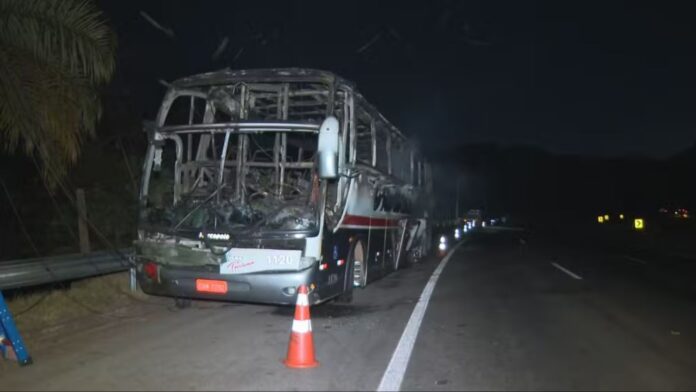 BR-040: ônibus com torcedores do Cruzeiro pega fogo no Jardim Canadá, em Nova Lima