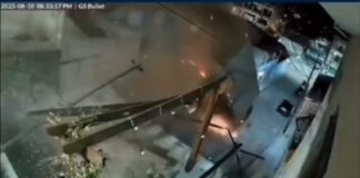 MG: ao descer morro íngrime, caminhão perde freio, ‘voa’, destrói praça e atinge 3 carros; VÍDEO MG: ao descer morro íngrime, caminhão perde o freio, 'voa', destrói praça e atinge 3 carros; VÍDEO