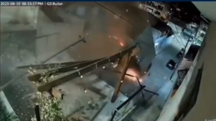 MG: ao descer morro íngrime, caminhão perde o freio, 'voa', destrói praça e atinge 3 carros; VÍDEO MG: ao descer morro íngrime, caminhão perde o freio, 'voa', destrói praça e atinge 3 carros; VÍDEO