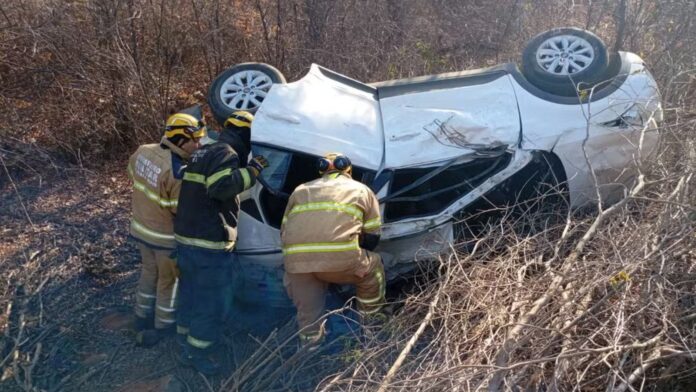 1 morto e 4 feridos: carro capota várias vezes na MG-401