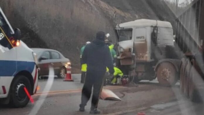 Ouro Preto: acidente entre carretas deixa motorista ferido na BR-040