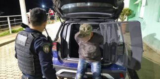 Homem em situação de rua é preso pela GCM após ameaçar com faca pedreiro no Centro de Itabirito Homem em situação de rua é preso pela GCM após ameaçar com faca pedreiro no Centro de Itabirito