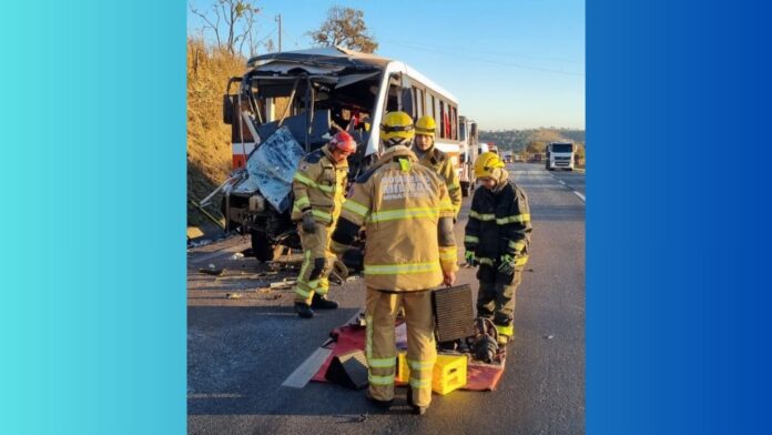 BR-040: batida entre micro-ônibus, caminhão e carro deixa 11 feridos