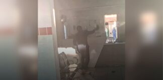 MG: homem entra em hospital e com golpes de capacete, destrói recepção e ameaça funcionários MG: homem entra em hospital e com golpes de capacete, destrói recepção e ameaça funcionários