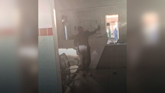 MG: homem entra em hospital e com golpes de capacete, destrói recepção e ameaça funcionários