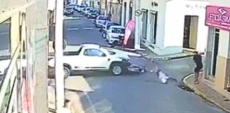 MG: após choque com caminhonete, motociclista é arremessado e cai de cabeça em bueiro; VÍDEO MG: após choque com caminhonete, motociclista é arremessado e cai de cabeça em bueiro; VÍDEO