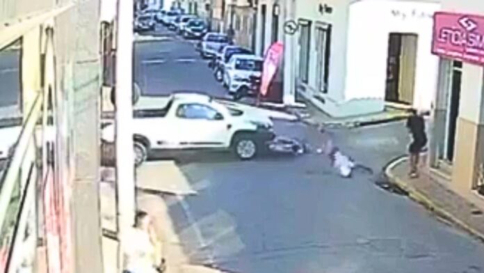 MG: após choque com caminhonete, motociclista é arremessado e cai de cabeça em bueiro; VÍDEO