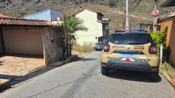 Homens armados fingem ser funcionários da Cemig e roubam casa; morador reage e fica ferido