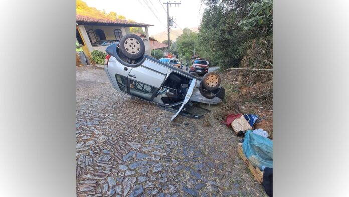 Ouro Preto: condutora perde controle da direção e carro capota na Ladeira João de Paiva