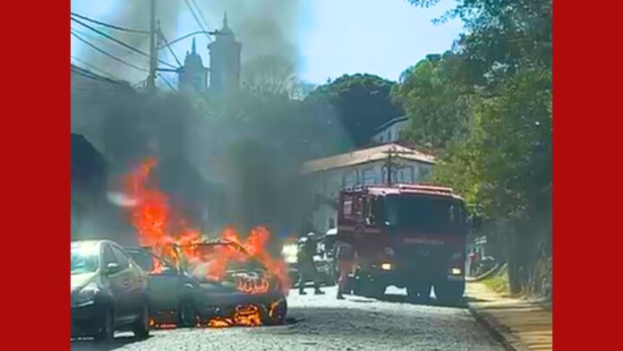 Carro, em minutos, é consumido por chamas em Ouro Preto