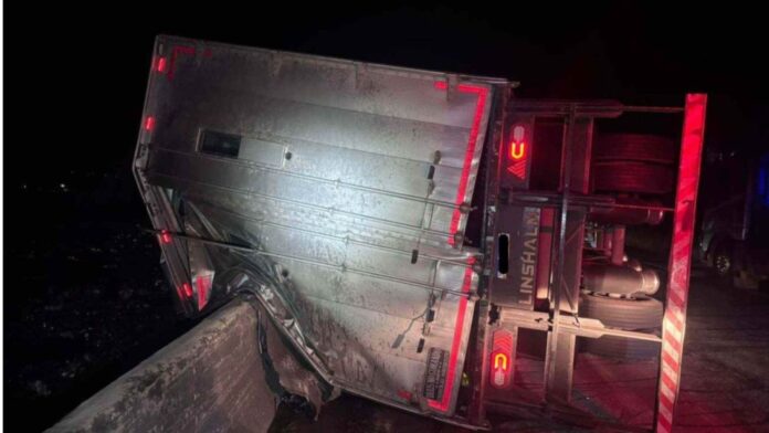 MG: acidente entre caminhões deixa motorista ferido e carga de refrigerantes é saqueada na BR-381