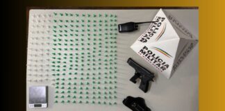 Itabirito: ao saber da chegada de drogas, PM apreende 288 pinos de cocaína e réplica de pistola no PA Itabirito: ao saber da chegada de drogas, PM apreende 288 pinos de cocaína e réplica de pistola no PA