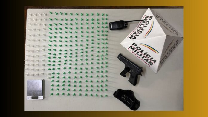 Itabirito: ao saber da chegada de drogas, PM apreende 288 pinos de cocaína e réplica de pistola no PA