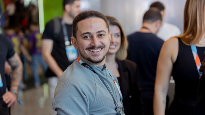 Jovem de Itabirito ganha destaque no mercado digital e participa de projeto nas favelas de BH