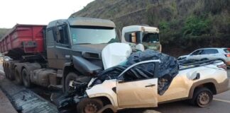 Itabirito: colisão entre caminhonete e carretas mata 2 na BR-040 Itabirito: colisão entre caminhonete e carretas mata 2 na BR-040