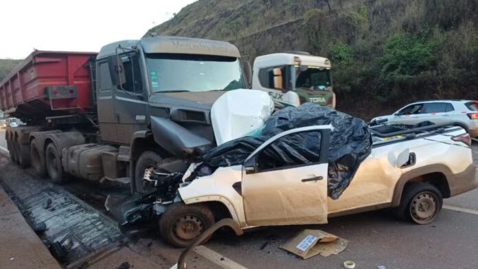 Itabirito: colisão entre caminhonete e carretas mata 2 na BR-040