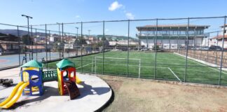 Após mais de 10 anos, campo da Bauxita ganha nova grama sintética e outras melhorias Após mais de 10 anos, campo da Bauxita ganha nova grama sintética e outras melhorias