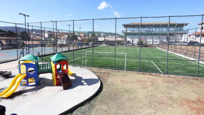 Após mais de 10 anos, campo da Bauxita ganha nova grama sintética e outras melhorias