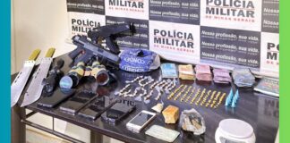 Mariana: polícia apreende ‘armas’, cocaína, crack e R$ 2.900 no ‘Prainha’; suspeito foge pelo telhado Mariana: polícia apreende 'armas', cocaína, crack e R$ 2.900 no 'Prainha'; suspeito foge pelo telhado