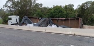 MG: carreta carregada com pedras tomba na BR-040 MG: carreta carregada com pedras tomba na BR-040