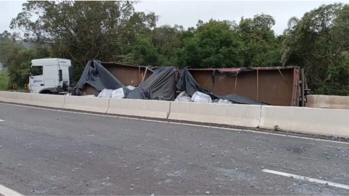 MG: carreta carregada com pedras tomba na BR-040