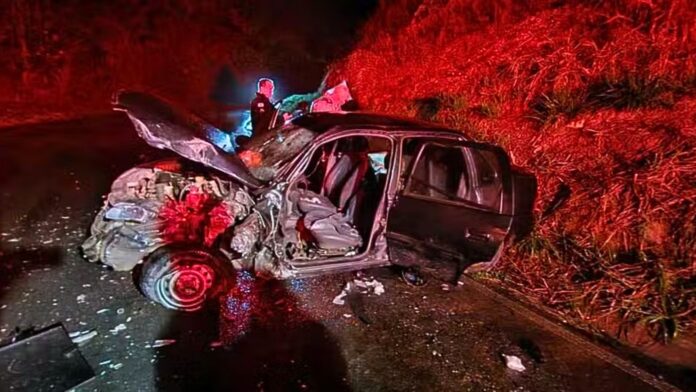 MG: com sinais de embriaguez, motorista tem traumatismo após colisão com carreta na BR-353